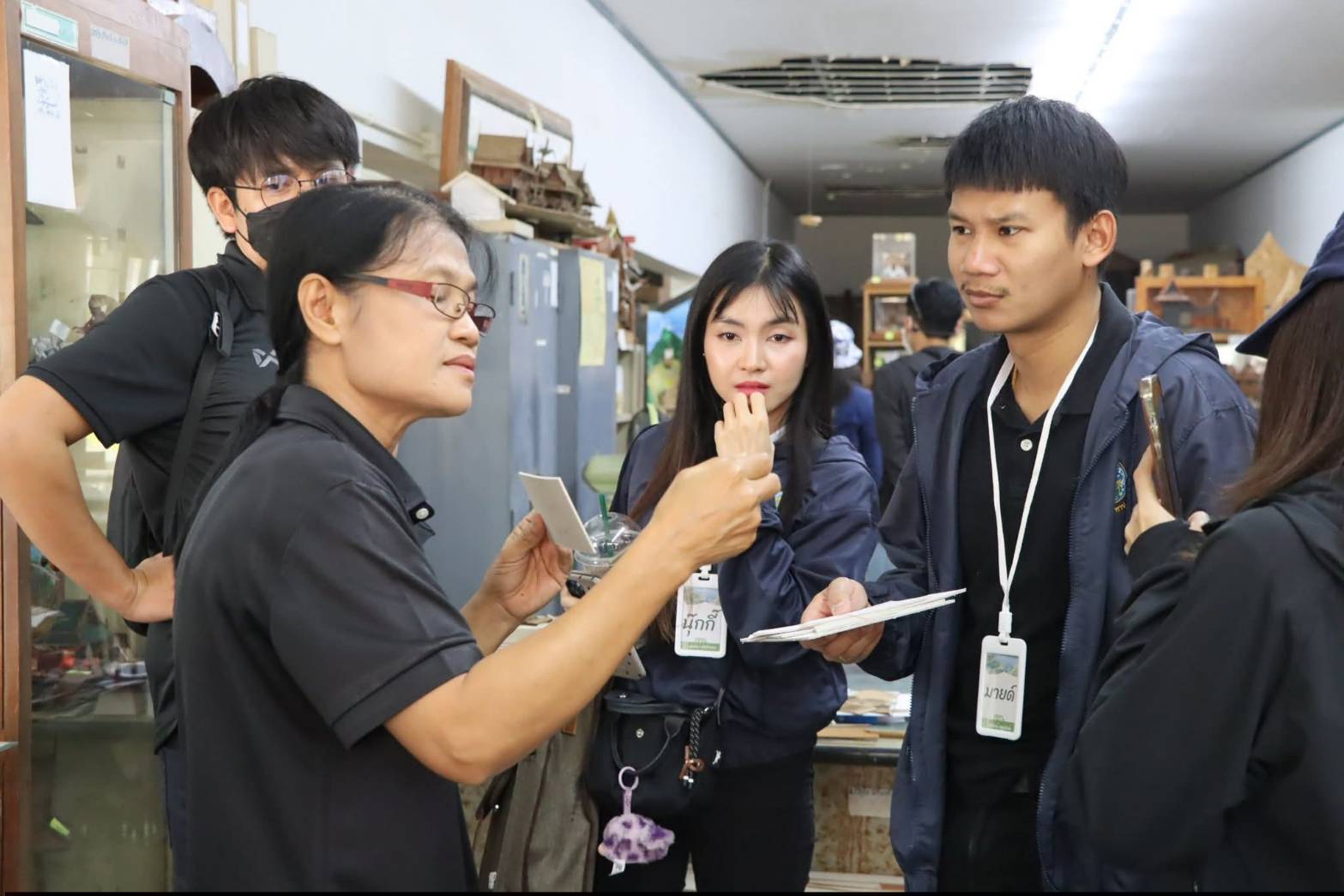 title - นางสาวสิริมา แจ้งกระจ่าง ผู้อำนวยการศูนย์ส่งเสริมและพัฒนาอาชีพเสริมนอกภาคการเกษตร ให้การต้อนรับบุคลากรในโครงการฝึกอบรมเชิงปฏิบัติการ หลักสูตรนักบริหารการชลประทานระดับต้น รุ่นที่ 30 ณ ศูนย์ส่งเสริมและพัฒนาอาชีพเสริมนอกภาคการเกษตร (ศูนย์ศิลปาชีพ บางไทรฯ (เดิม))